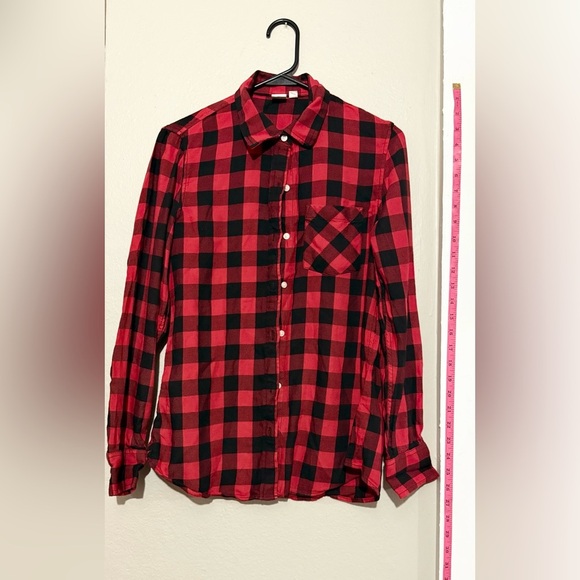GAP Women's red and black checkered shirt with buttons, size S
MTP (11) - Picture 8 of 8